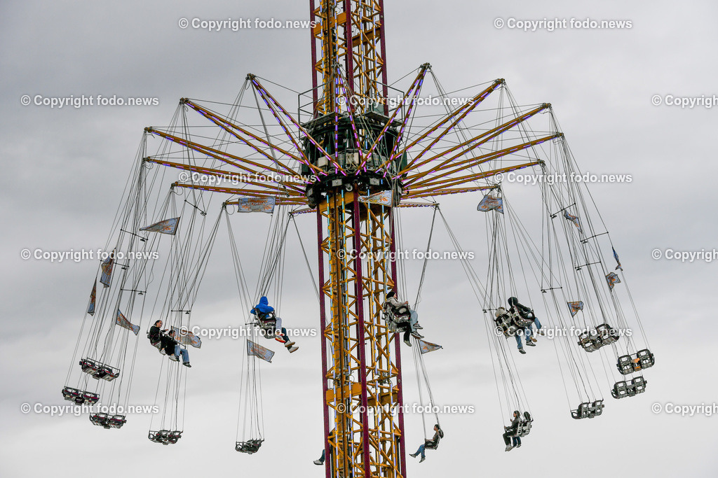 Deutschland_ Baden-Wuerttemberg_ Stuttgart_ 26.04.2025-15 | 26.04.2025, Deutschland, GER, Baden-Wuerttemberg, Stuttgart, im Bild Themenbild, Stadtansichten, Stuttgarter Fruehlingsfest, Karussell, Menschen, Besucher, Spass, Freude, Feature, Symbolbild