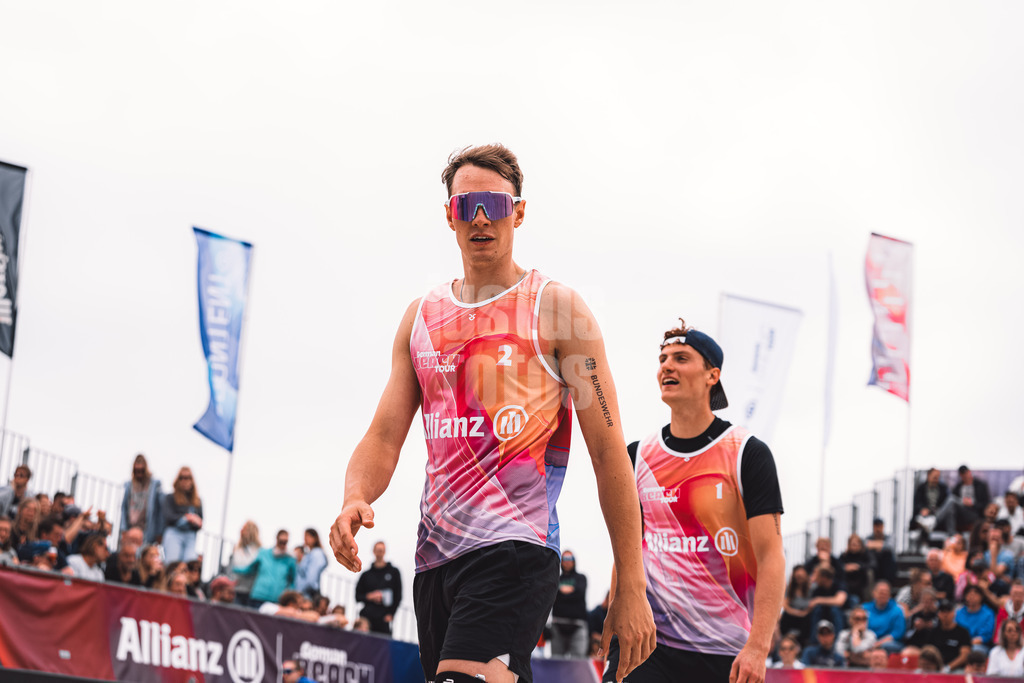 Beachvolleyball | Männer | German Beach Tour 2024 | Tourstop Düsseldorf | 19.05.2024 | Robin Sowa (links) und Max Just (links) auf dem Weg zur Bank