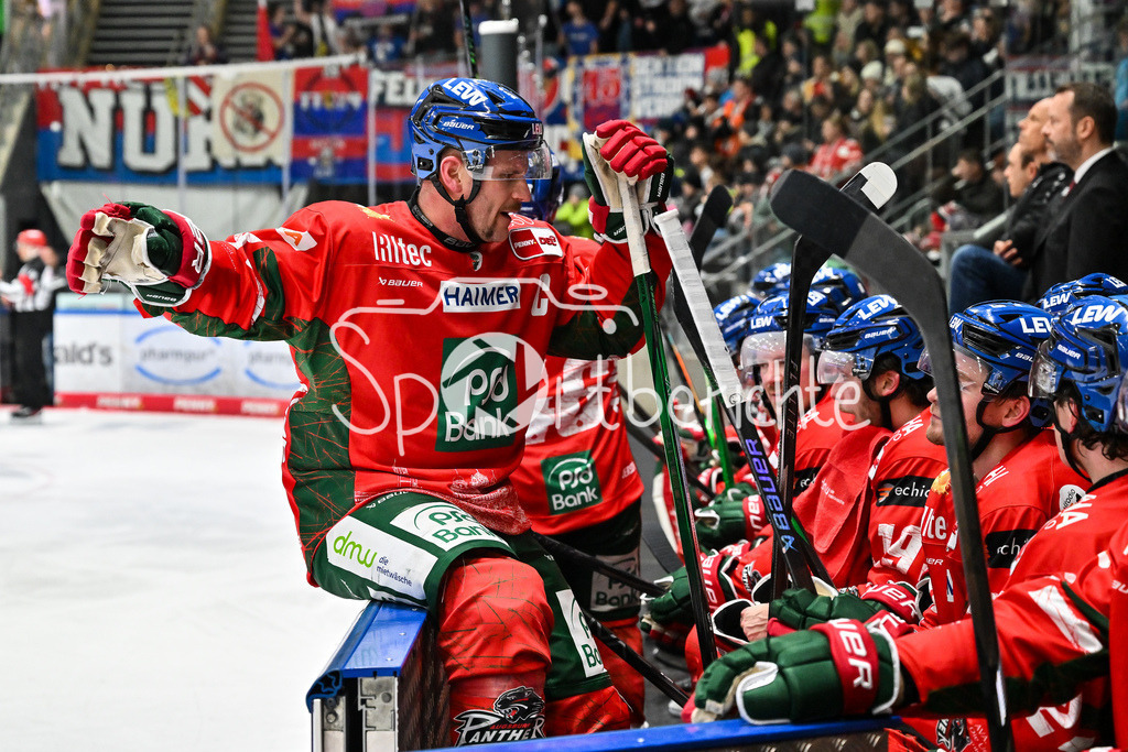 Augsburger Panther - Nürnberg Ice Tigers | AUGSBURG, GERMANY - 28. NOVEMBER: im Bild Maximilian RENNER (Augsburger Panther 58) zeigt die Richtung an beim Ligaspiel zwischen den Augsburger Panthern und den Nürnberg Ice Tigers am 23. Spieltag der Penny DEL im Curt Frenzel Stadion