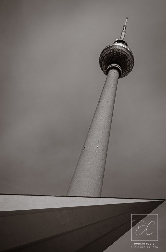 Fernsehturm Berlin – Quiet Strength | Reduzierte Komposition, starke Wirkung. Der Berliner Fernsehturm ragt ruhig, monumental und minimalistisch in den Himmel. Dieses Motiv schafft Klarheit und Ruhe – ein Stück Hauptstadt-Design, das jede Wand aufwertet.Berliner Fernsehturm minimalistische Fotografie aus ungewöhnlichem Winkel monochrom - Realisiert mit Pictrs.com