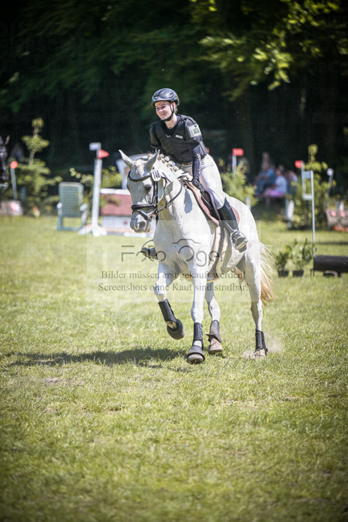 DOS_7756 | Entdecke hochwertige Reitturnierfotos von Foto Oger. Professionell, emotional und authentisch – jetzt Lieblingsmomente im Shop bestellen.Deutschlandweite Turnierfotografie. - Realisiert mit Pictrs.com