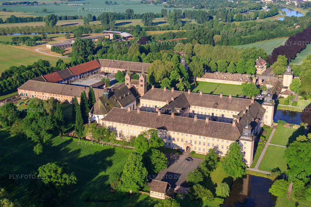 Luftbild: UNESCO Weltkulturerbe Schloss Corvey am Weserufer mit Remtergarten Landesgartenschau Höxter in Höxter im Bundesland Nordrhein-Westfalen in Deutschland. Foto: IMG_65560.jpg vom 25.05.2014 durch Werner Riehm/FLY-FOTO.deCorvey * Welterbe Corvey