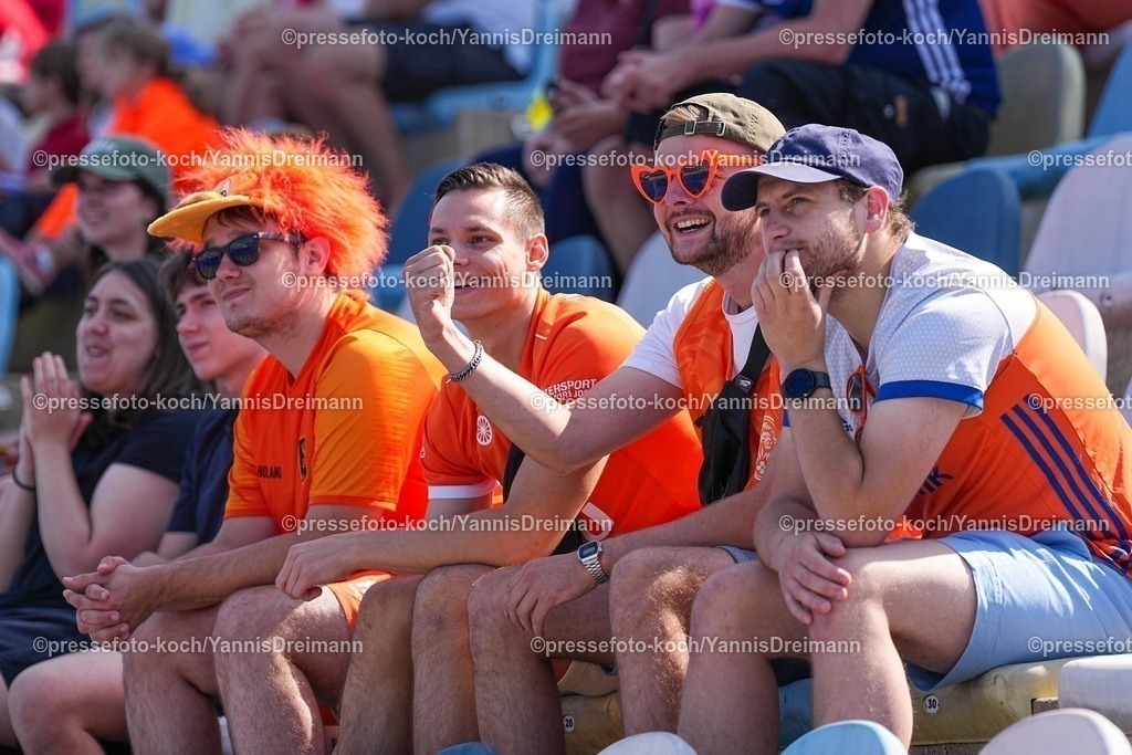 xydrx10082501038 | 10.08.2025, xydrx, Frauen EuroHockey Championship 2025, Gruppenphase, Gruppe B, England - Schottland, Sparkassenpark Mönchengladbach: Niederländische Fans schauen das Spiel und freuen sich,