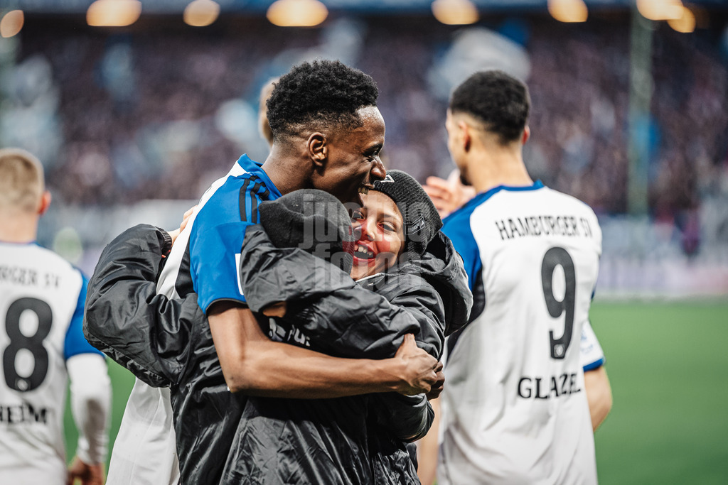 Fußball | Männer | Saison 2025/2026 | 1. Fußball-Bundesliga | 12. Spieltag | Hamburger SV vs. VfB Stuttgart | 30.11.2025 | Albert Sambi Sambi Lokonga (#6, HSV) feiert das Tor von Robert Glatzel (#9, HSV) mit den Ballkindern