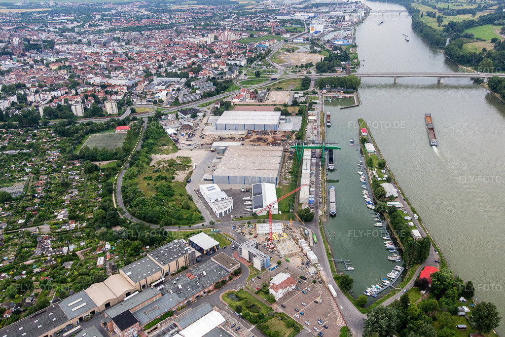 Luftbild: Kaianlagen und Schiffs- Anlegestellen am Hafenbecken des Binnenhafen Floßhafen am Rhein in Worms im Bundesland Rheinland-Pfalz in Deutschland. Foto: IMG_091079.jpg vom 04.07.2016 durch Werner Riehm/FLY-FOTO.de