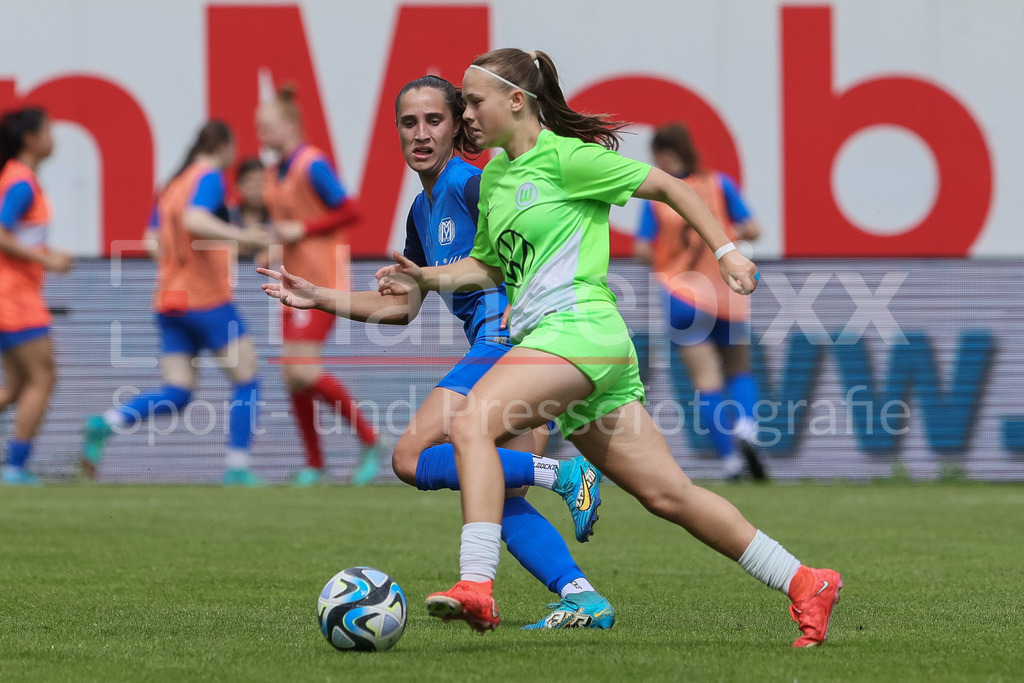 Fussball, 2. Frauen-Bundesliga, SV Meppen - VfL Wolfsburg II | v.li.: Jeske Steenwijk (SV Meppen, 2) und Sara Schaller (VfL Wolfsburg II, 13) im Laufduell, Zweikampf, Duell, Dynamik, Aktion, Action, Spielszene, DIE DFB-RICHTLINIEN UNTERSAGEN JEGLICHE NUTZUNG VON FOTOS ALS SEQUENZBILDER UND/ODER VIDEOÄHNLICHE FOTOSTRECKEN. DFB REGULATIONS PROHIBIT ANY USE OF PHOTOGRAPHS AS IMAGE SEQUENCES AND/OR QUASI-VIDEO.