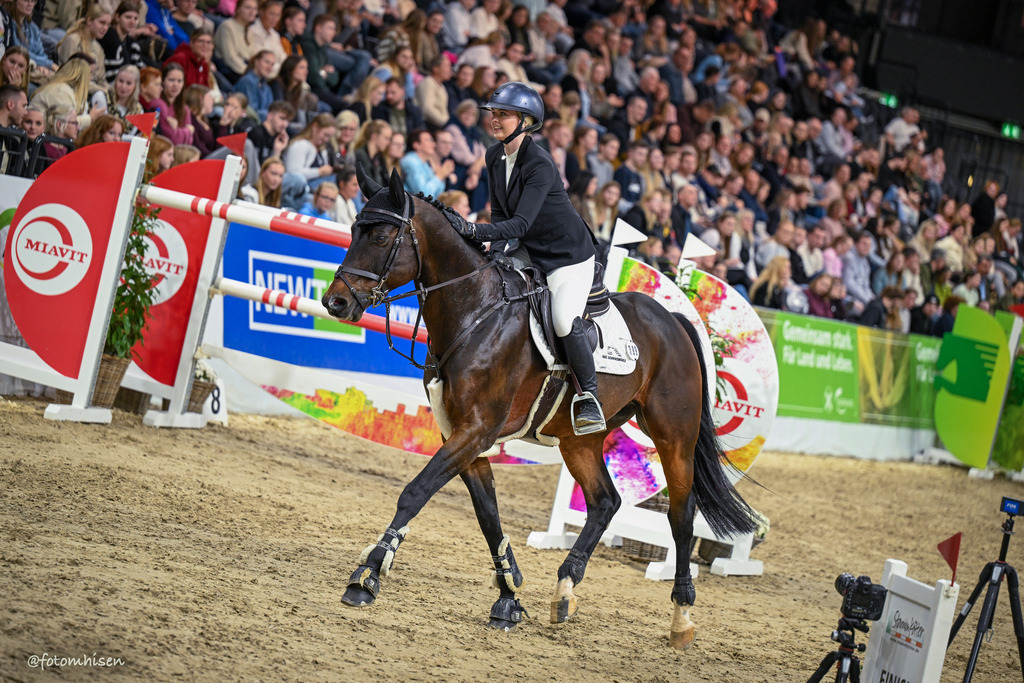 021125-19-073 | Foto Mhisen Pferdefotografie#, Reitturnier Frankfurt#  #Dressur und Springen
#Profi Pferdefotograf Reitturnier Fotograf 
#Sport Horses Photographer 
#equestrain photographer - Realisiert mit Pictrs.com