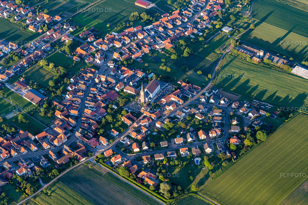 Luftbild: Kirchengebäude im Dorfkern in Schleithal im Bundesland Bas-Rhin in Frankreich. Foto: IMG_115547.jpg vom 16.06.2019 durch Werner Riehm/FLY-FOTO.de