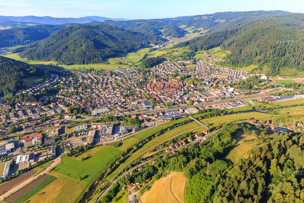 Luftbild: Stadtsansicht aus Norden in Haslach im Kinzigtal im Bundesland Baden-Württemberg in Deutschland. Foto: IMG_147687.jpg vom 30.05.2025 durch Werner Riehm/FLY-FOTO.de