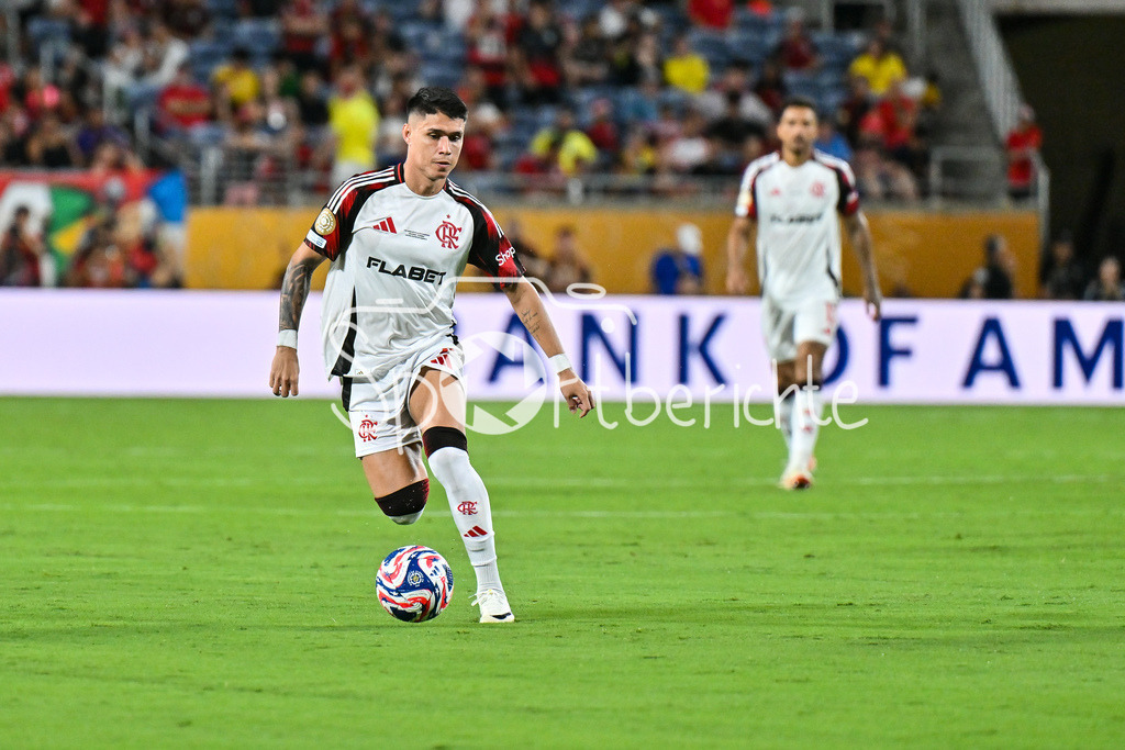 Los Angeles FC - CR Flamengo | am Ball Luiz ARAUJO (Flamengo 7) / Einzelfoto / Freisteller / FIFA Club World Cup: Los Angeles FC - CR Flamengo, Camping World Stadium am 24.06.2025 / NOT FOR SALE IN USA