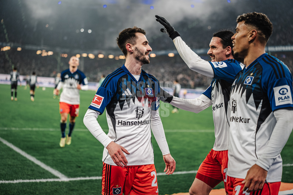 Fußball | Männer | Saison 2025/2026 | 1. Fußball-Bundesliga | 15. Spieltag | Hamburger SV vs. Eintracht Frankfurt | 20.12.2025 | Torjubel v.l. Fabio Daniel Ferreira Vieira (#20, HSV), Rayan Philippe (#14, HSV) und Ransford-Yeboah Königsdörffer (#11, HSV)  Tor zurückgenommen Abseits