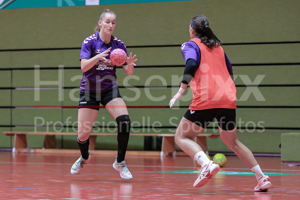 Handball, 2. Bundesliga Frauen, Training SV Werder Bremen | v.li.: Lara Niemann (SV Werder Bremen, 35) am Ball, Spielszene, Aktion, Action