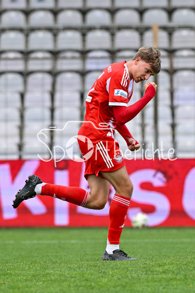 FC Bayern Amateure - FC Würzburger Kickers | Jubel der Bayern nach dem Treffer zum 1-3 durch Artur DEGRAF (FC Bayern Muenchen II 21) / Tor / Torschuetze / Freude / Happy / Regionalliga Bayern: FC Bayern Amateure - FC Würzburger Kickers; Grünwalder Stadion am 27.09.2025
