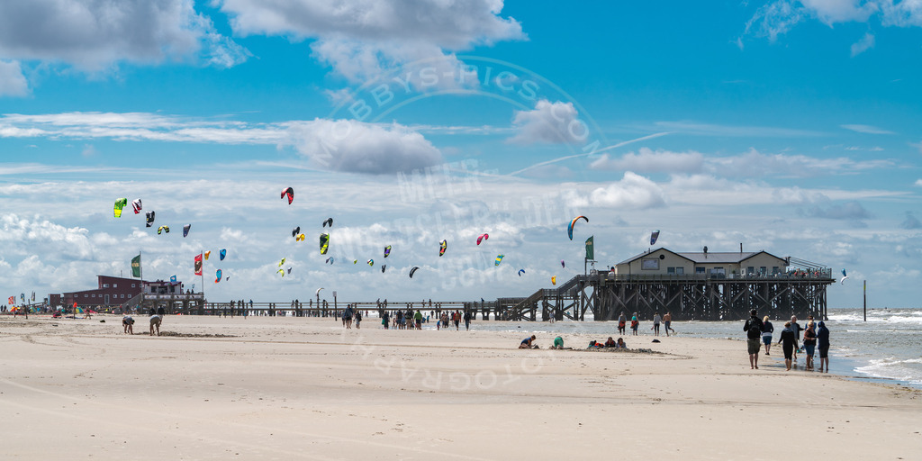 Kiter am Himmel_DSC1876 | Fotograf in St. Peter-Ording mit Landschaftsbildern von der Nordsee. Fotografien auf Leinwand, Acryl, Holz usw. für die eigenen 4 Wände.