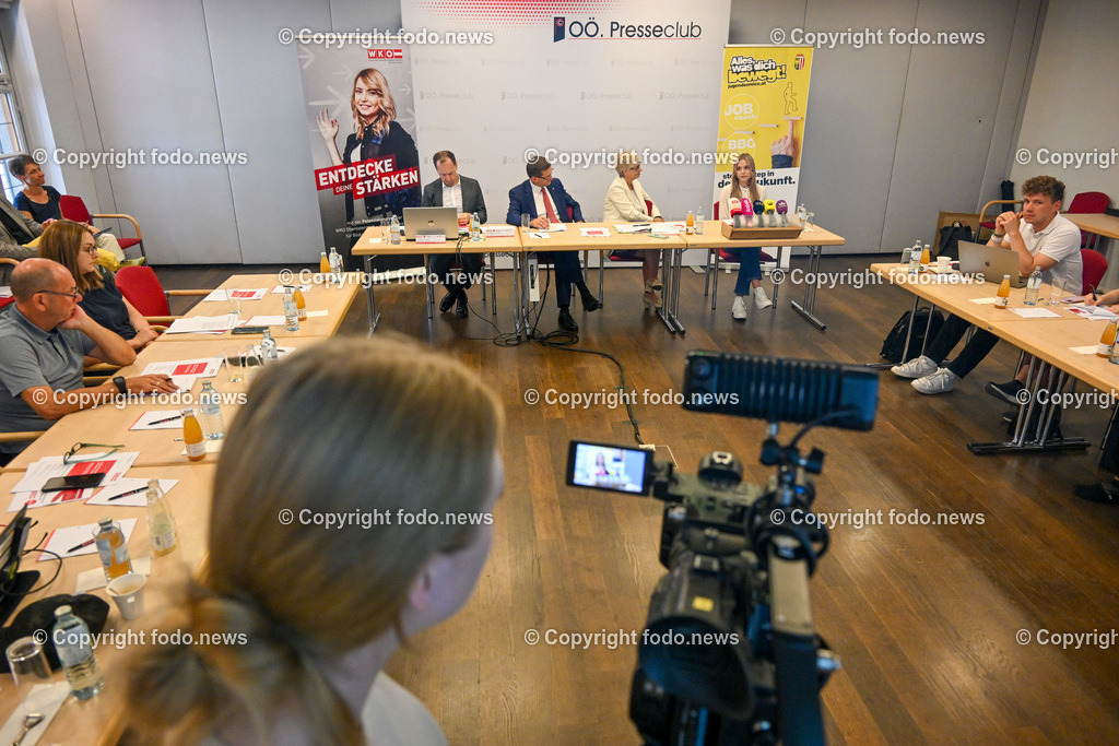 Pressekonferenz WKO Oberoesterreich_ Potentialanalyse_ 12.07.2023-20 | 12.07.2023, Presseclub Linz, AUT, Pressekonferenz WKO Oberoesterreich, Potentialanalyse, im Bild Gernot Hendorfer (Geschaeftsfuehrer IMAS International), LR Markus Achleitner (VP), Doris Hummer (Praesidentin der Wirtschaftskammer Ooe), Kerstin Reslhuber (Lehrling, Teilnehmerin der Potentialanalyse), Medienvertreter