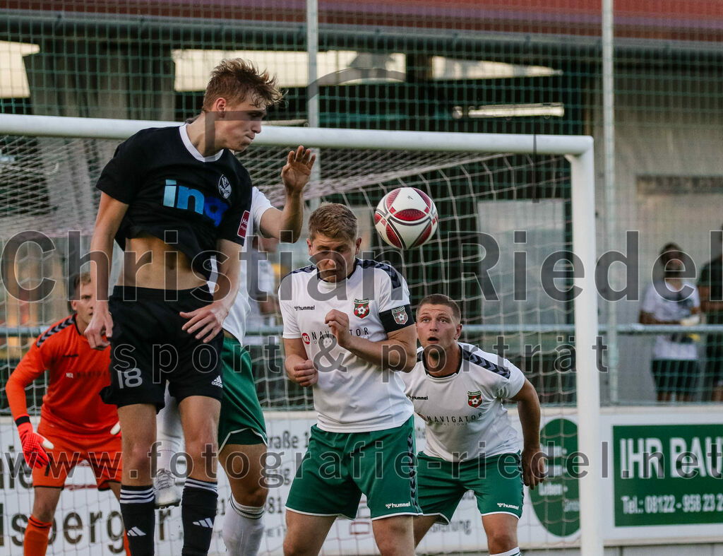 2023-08-18_033_FC_Schwaig_gegen_TSV_Kastl | Oberding, Deutschland, 18.08.2023:
Fußball, Landesliga Südost 2023 / 2024, 7. Spieltag, FC Schwaig gegen TSV Kastl, Endergebnis: 2:2

Marco Unterholzner (TSV Kastl, #18), Tobias Jell (FC Schwaig, #2), Nils Wölken (FC Schwaig, #8)

Foto: Christian Riedel / fotografie-riedel.net
