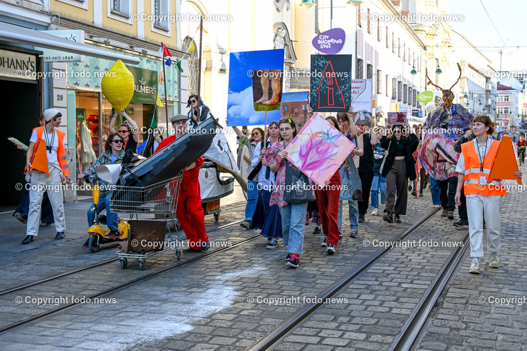 50 Jahre Kunstuniversitaet Linz - Kunstprojekt auf der Landstrasse_ Umzug_ 22.03.2023-6 | 22.03.2023, Linz, AUT, 50 Jahre Kunstuniversitaet Linz - Kunstprojekt auf der Landstrasse, Umzug im Bild Umzug der Kunststudenten