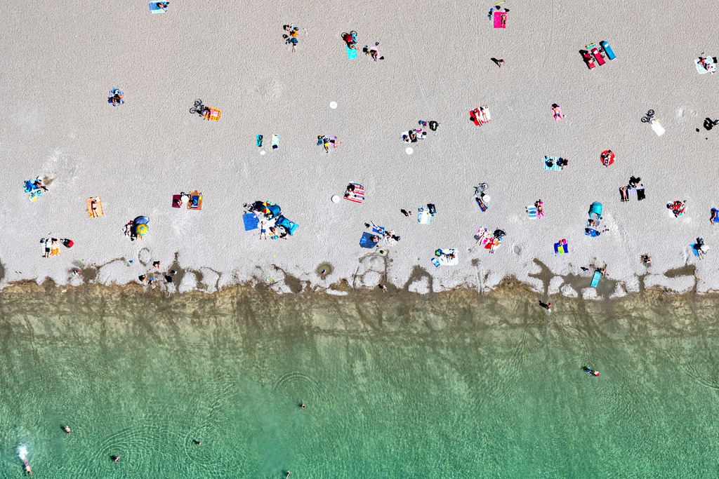 dr__0054697.jpg | MüNCHEN 12.06.2020 Uferbereiche am Seegebiet des " Riemer See " mit Badegästen im Riemer Park im Stadtteil Trudering-Riem in München im Bundesland Bayern, Deutschland. // Shore areas at the lake area of a??a??the "Riemer See" in the Riemer Park in the district of Trudering-Riem in Munich in the state Bavaria, Germany. Foto: Daniel Reiter