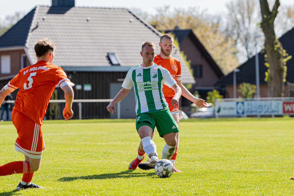 Fußball I Herren I Saison 2025-2026 I Bezirksliga Weser-Ems 4 I 29. Spieltag I TuS Lutten - SV Holdorf I 12224 | jns.sportfotos - Realisiert mit Pictrs.com
