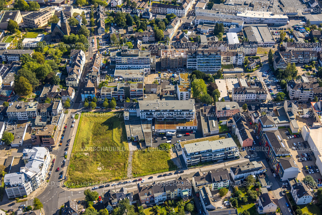 Velbert240812502 | Luftbild, Baustelle mit Neubau Wohnhaus Oststraße, Wohnhaus mit Balkon und grüner Bepflanzung, Wohngebiet und Wiesenfläche Friedrichstraße Ecke Grünstraße, Velbert, Ruhrgebiet, Nordrhein-Westfalen, Deutschland
