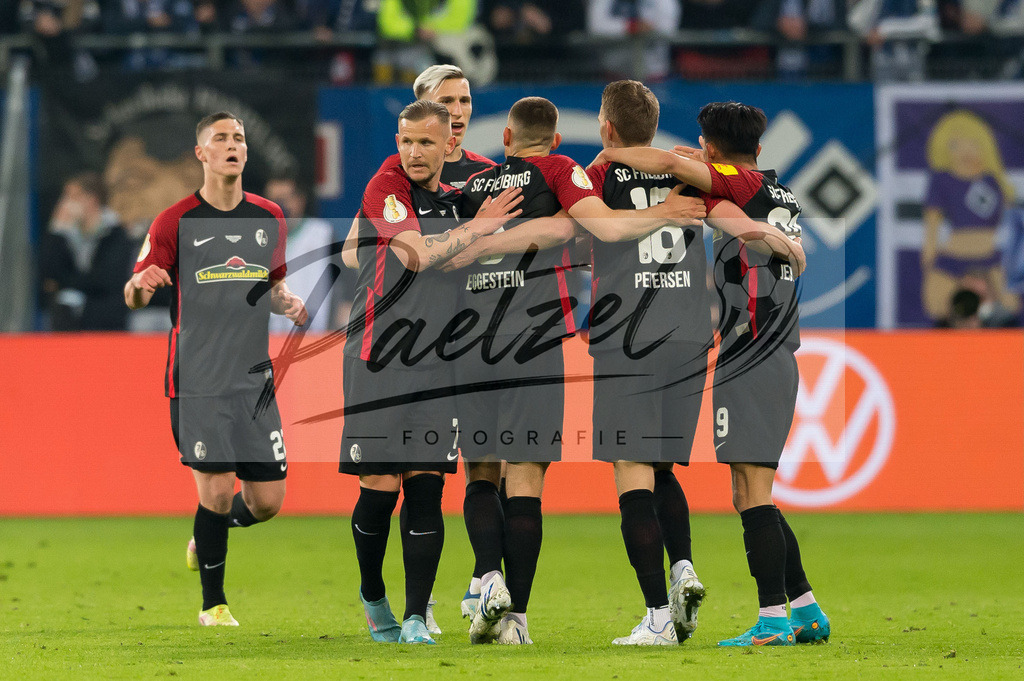 HSVSCF20220419_305 | Fussball, Herren: Nils Petersen (SC Freiburg) Torjubel, jubelt mit seiner Mannschaft nach dem Treffer zum 0:1 beim DFB-Pokal-Halbfinalspiel zwischen Hamburger SV und SC Freiburg im Volksparkstadion am 19.04.2022 in Hamburg, Deutschland.DFB / DFL REGULATIONS PROHIBIT ANY USE OF PHOTOGRAPHS AS IMAGE SEQUENCES AND/OR QUASI-VIDEO. - Realisiert mit Pictrs.com