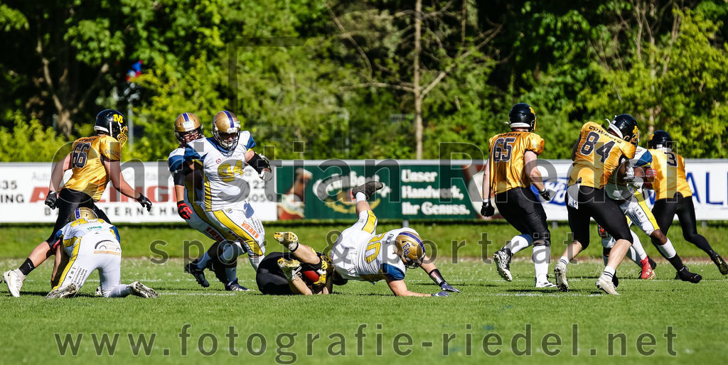 2022-05-14_064_Erding_Bulls_gegen_Munich_Cowboys_2 | Erding, Deutschland, 14.05.2022:
Fußball, Regionalliga 2022, 3. Spieltag, Erding Bulls gegen Munich Cowboys 2, Endergebnis: 20:30

Markus Empl (Erding Bulls, #94), Dominik Finck (Erding Bulls, #30)

Foto: Christian Riedel / fotografie-riedel.net
