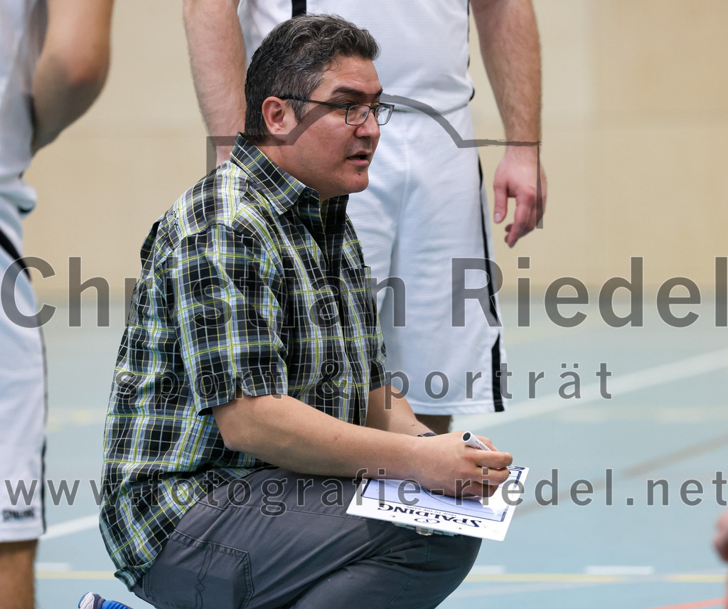 2023-03-26_048_TSV_Vaterstetten_gegen_Wacker_Knights_Burghausen | Vaterstetten, Deutschland, 26.03.2023:
Basketball, Bayernliga Herren Südost 2022 / 2023, 17. Spieltag, TSV Vaterstetten gegen Wacker Knights Burghausen, Endergebnis: 

Trainer Daniel Paz (TSV Vaterstetten)

Foto: Christian Riedel / fotografie-riedel.net