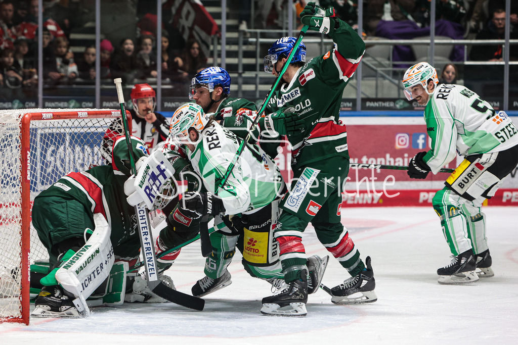 Augsburger Panther - Bietigheim Steelers | Mit vereinten Kraeften koennen die Hausherren einen Gegentreffer verhindern / Dennis Endras (AEV #44)