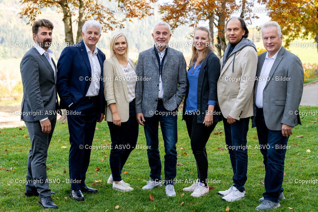 ASVÖ_ Alle Bundesvorstand-1 | 19.10.2024, Aigen im Ennstal, AUT, ASVÖ, Porträt Bilder Bundesvorstandsitzung 2024 im Imlauer Hotel Schloss PichlarnDominique Weisang, Hubert Piegger, Manuela Fally, Peter Reichl, Eva Maria Schimak, Willi Blecha, Robert Zsifkovits©ASVÖ / Harald Dostal  - Realisiert mit Pictrs.com