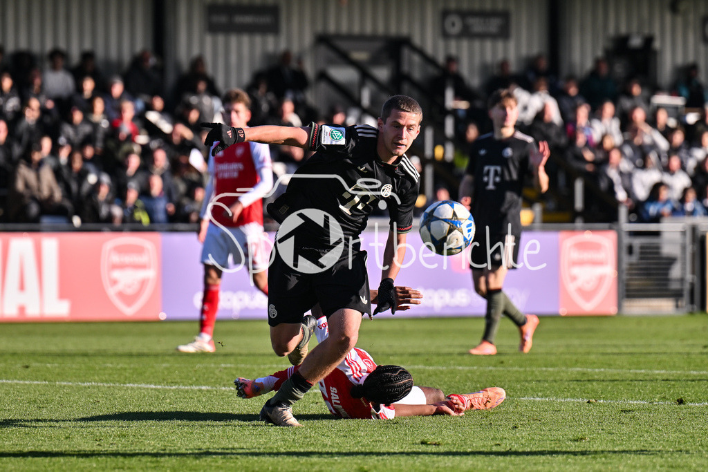 Arsenal London U19 - FC Bayern München U19 | BOREHAMWOOD, ENGLAND - 26. NOVEMBER: im Duell Yll GASHI (FC Bayern München U19 9) und Marli SALMON (Arsenal FC U19 89) beim Ligaspiel zwischen der U19 von Arsenal London und der U19 des FC Bayern München am 5. Spieltag der UEFA Youth League im Meadow Park am 26.11.2025