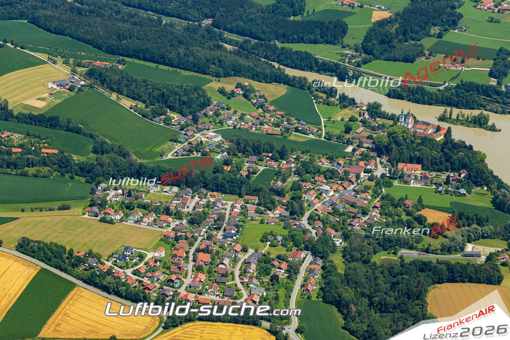 Aktuelles Luftbild von Vornbach Neuhaus am Inn - Die Luftaufnahme wurde 2022 mittels UL-Flugzeug erstellt ( keine Drohne ) - hochauflösende Kamera-Systeme von  Canon -Beste Qualität - Für grossformatige Ausdrucke geeignet. Die Geschenkidee !