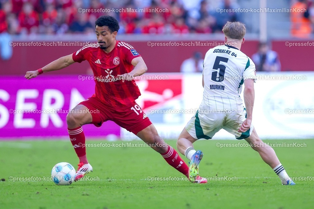 F9510052502226 | 10.05.2025, Fußball, Fortuna Düsseldorf - FC Schalke 04, 2. Fußball Bundesliga, Merkur Spiel-Arena, Saison 2024 2025: Emmanuel Iyoha (Fortuna Duesseldorf #19) gegen Derry Murkin (Schalke04 #5) DFB regulations prohibit any use of photographs as image sequences and or quasi-video.