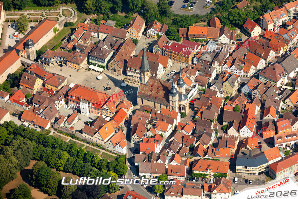 Das Luftbild zeigt : Marktplatz Weikersheim - Die Luftaufnahme wurde 2023 vom UL-Flugzeug aus erstellt ( keine Drohne ) - Hochauflösende Luftaufnahme - Für grossformatige Ausdrucke geeignet. Die Geschenkidee !Mit Lizenz und Bildrechte bestellbar