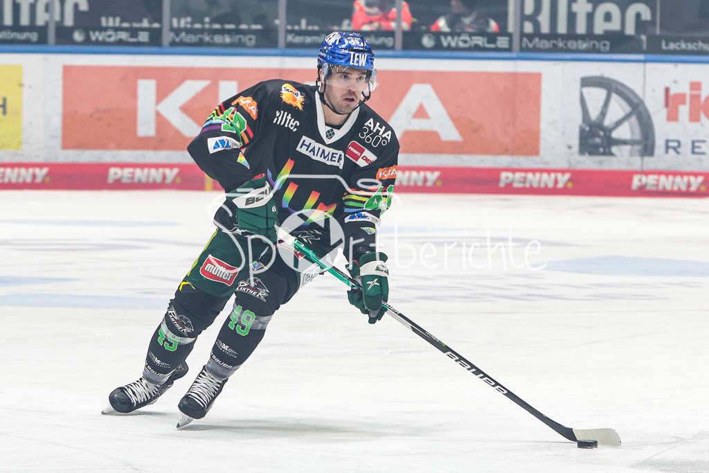 Augsburger Panther - Bietigheim Steelers | Michael CLARKE (AEV #49) am Puck