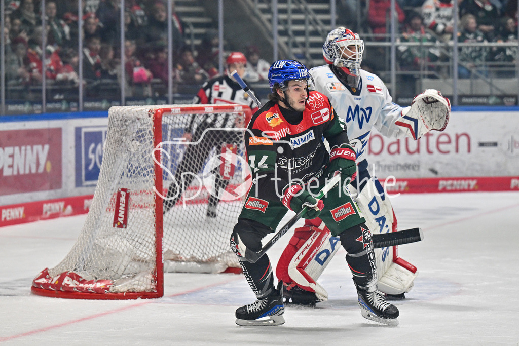 Augsburger Panther - Adler Mannheim | D. J. BUSDEKER (Augsburger Panther #14) versucht Felix BRUECKMANN (Adler Mannheim 90) die sicht zu nehmen / DEL: Augsburger Panther - Adler Mannheim, Curt Frenzel Stadion am 26.12.2024