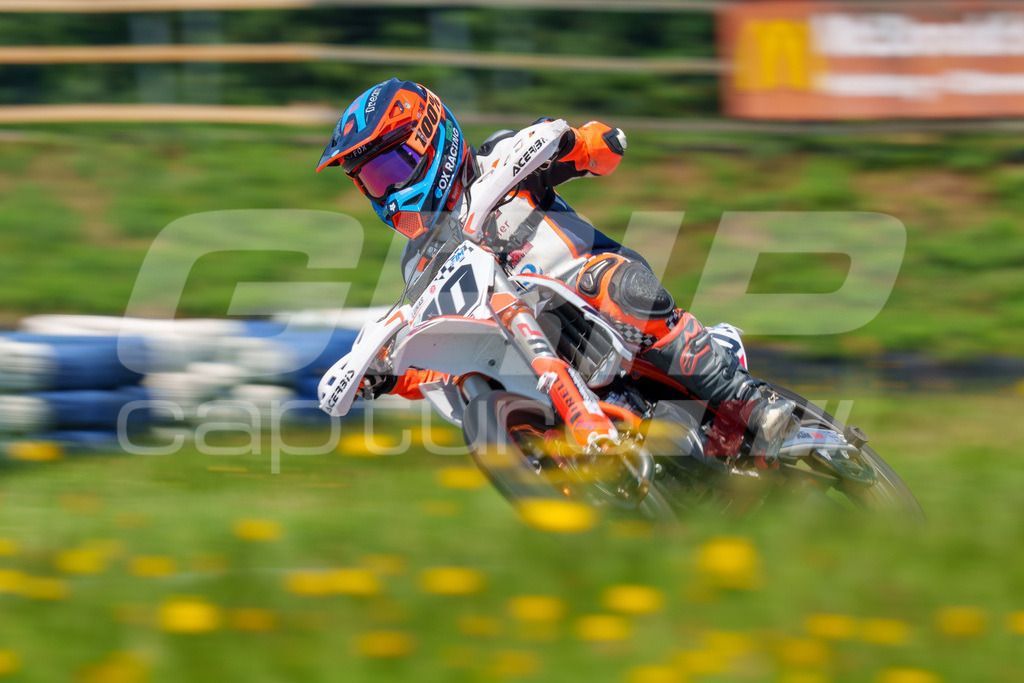 G-Cup + Supermoto Staatsmeisterschaft + Hungarian Supermoto Championship | GRIPcapture steht für authentische Sportfotografie in Österreich – für Momente, die mehr sind als Geschwindigkeit oder Ergebnis. Es geht um Emotion, Spannung, Fokus und den Augenblick, der oft nur einen Wimpernschlag dauert.Ob Motorsport, Teamsport oder 