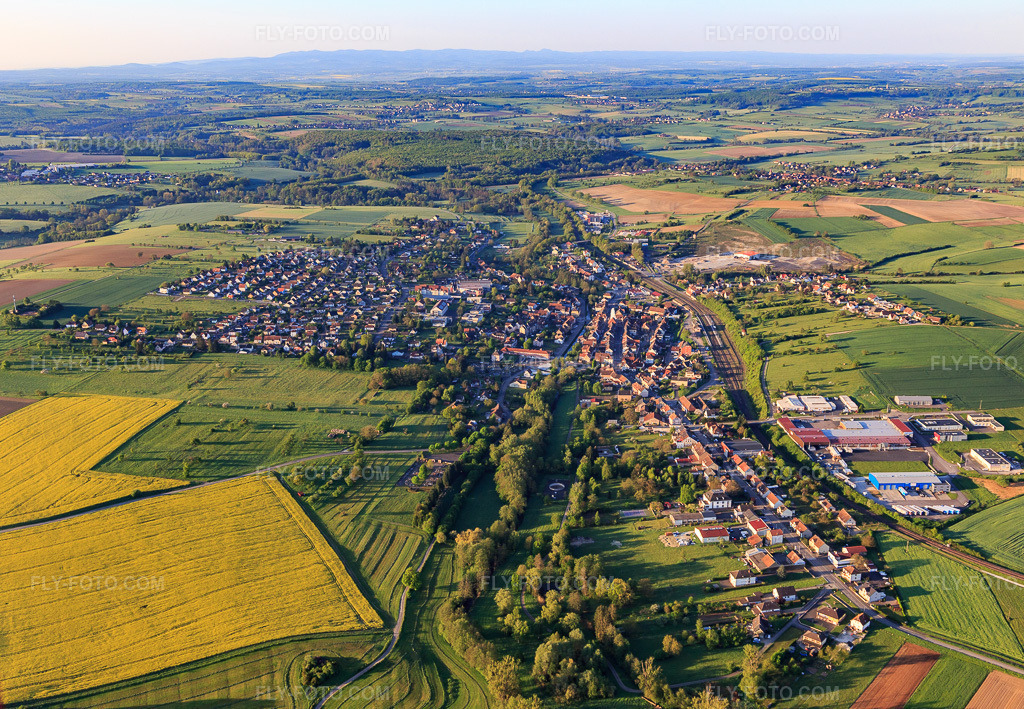 Aerial view: Overview of the town in the morning from the north in Diemeringen in the state Bas-Rhin, France. – Photo: IMG_145914.jpg taken on 05/01/2025 by Werner Riehm/FLY-FOTO.com – Resolution of the original: 5268 x 3648 px