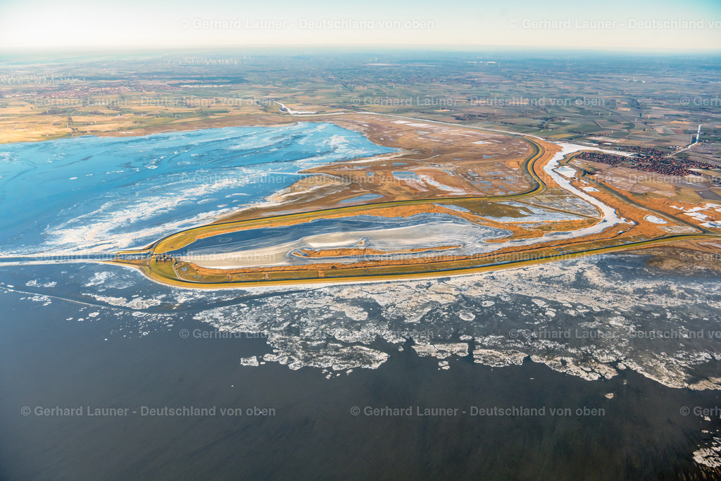 4044095 | KRUMMHöRN 13.02.2021 Winterlich schneebedeckte Küste am Rückhaltebecken und Wasserspeicher " Speicherbecken Leyhörn " in Krummhörn im Bundesland Niedersachsen, Deutschland. // Wintry snowy retention basin and water storage Leyhoern in Krummhoern in the state Lower Saxony, Germany. Foto: Gerhard Launer