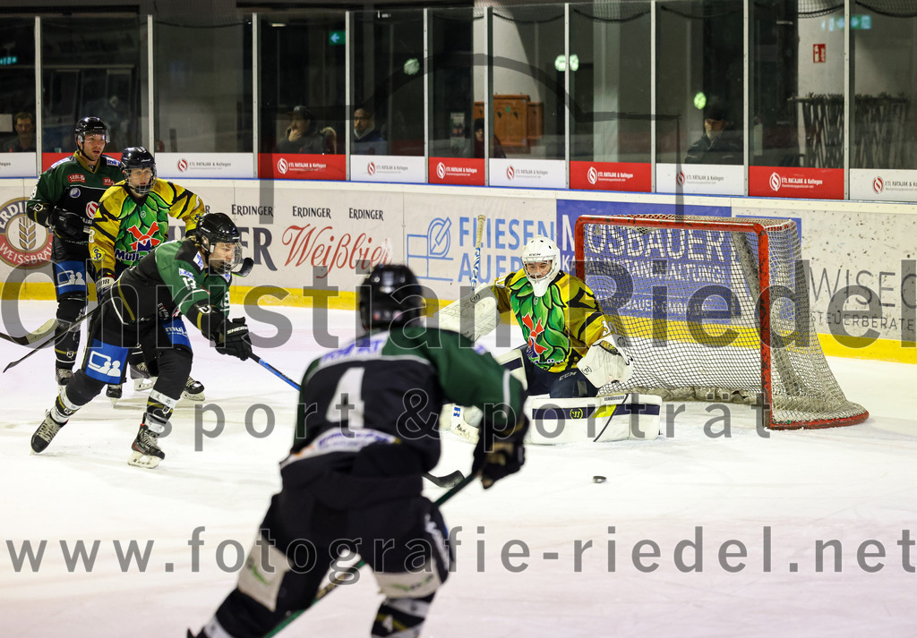 2022-12-16_127_TSV_Erding_gegen_EC_Pfaffenhofen | Erding, Deutschland, 16.12.2022:
Eishockey, Bayernliga 2022 / 2023, 21. Spieltag, TSV Erding gegen EC Pfaffenhofen, Endergebnis: 14:1

Michael Franz (Erding Gladiators, #13), Torwart Hannes Kiefer (EC Pfaffenhofen, #30)

Foto: Christian Riedel / fotografie-riedel.net