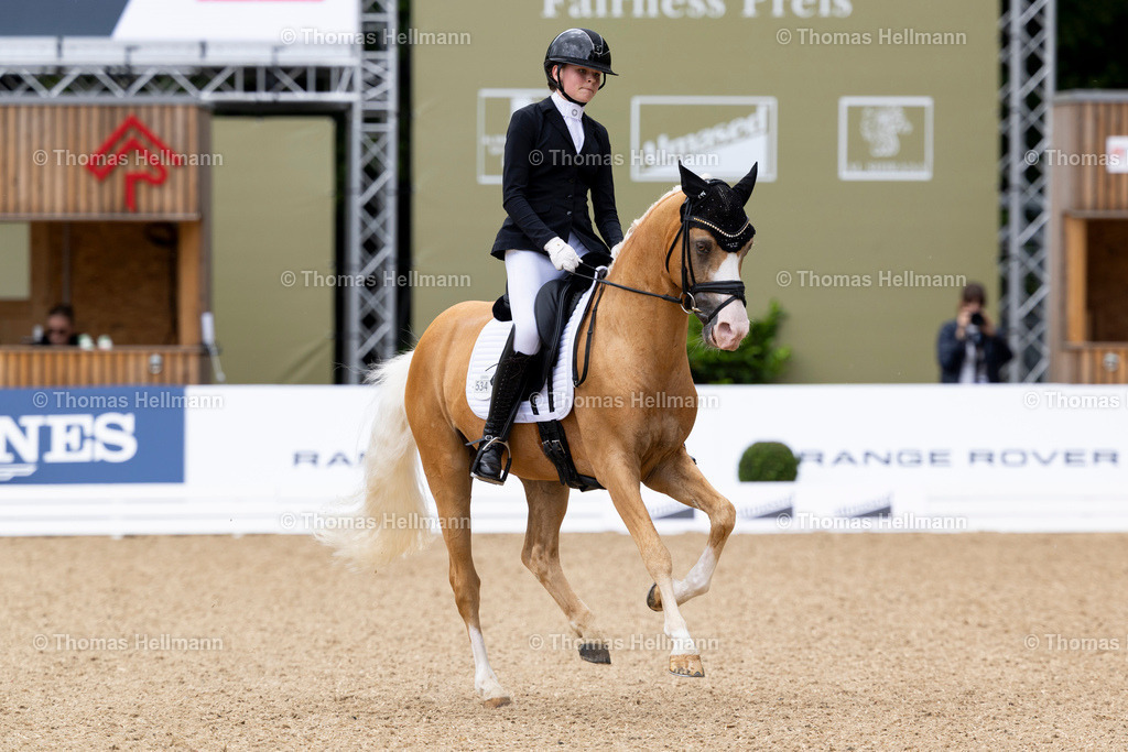 TH_534 Deinhard_ Carlotta Wittmann_29143 | Al Shiraàa Deutsches Spring- und Dressur-Derby 2025 am 30.05.25 in Hamburg, Thomas Hellmann, 534 Deinhard, Carlotta Wittmann
