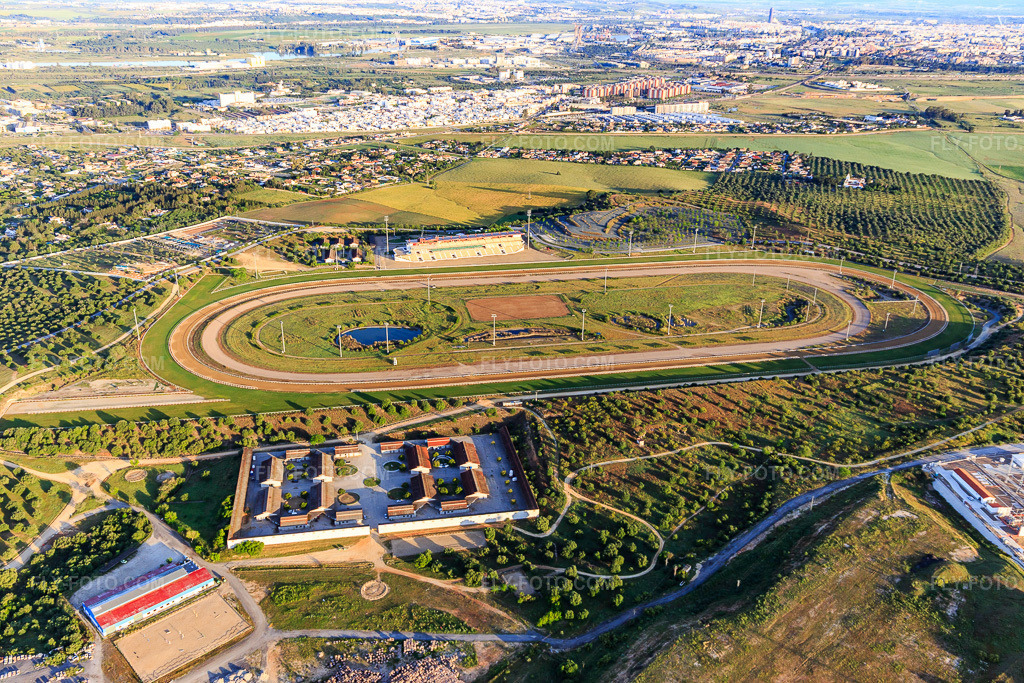 Aerial view: Racecourse Gran Hipódromo de Andalucía Javier Piñar Haffner in Dos Hermanas in the state Seville, Spain. – Photo: IMG_145687.jpg taken on 04/22/2025 by Werner Riehm/FLY-FOTO.com – Resolution of the original: 5472 x 3648 px – Gran Hipódromo de Andalucía - Gran Hipódromo de Andalucía