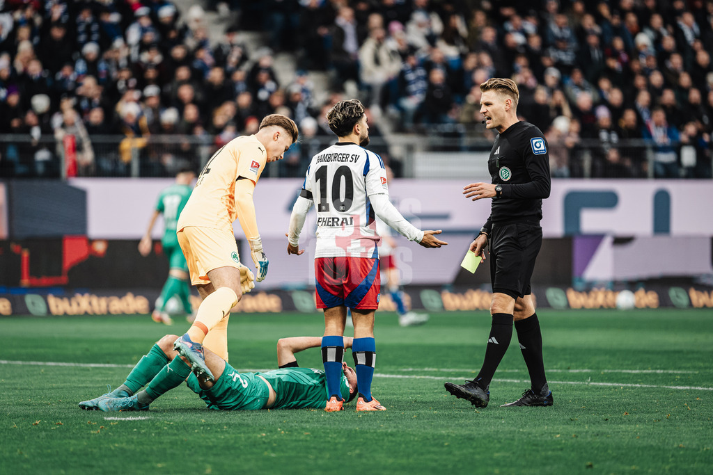 Fußball | Männer | Saison 2024/2025 | 2. Fußball-Bundesliga | 17. Spieltag | Hamburger SV vs. SpVgg Greuther Fürth | 21.12.2024 | Immanuel Pherai (#10, HSV) mitte, sieht für sein Foul an Simon Asta (#2, SpVgg Greuther Fürth) links, die Gelbe Karte von Schiedsrichter Timo Gerach