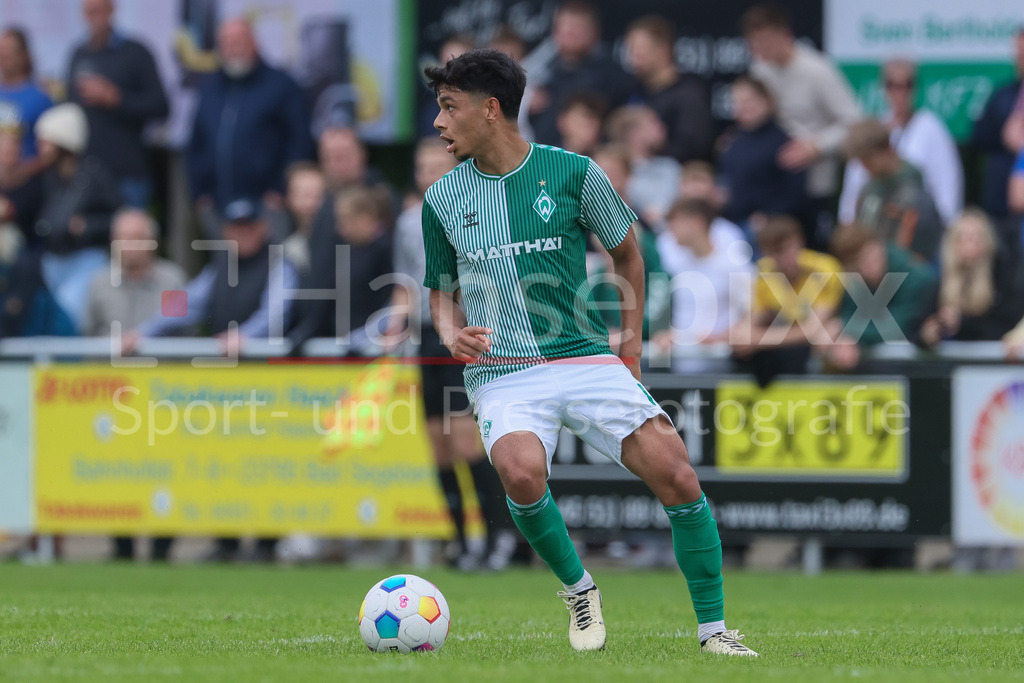 Fussball, Relegation Regionalliga Nord, SV Werder Bremen II - Holstein Kiel II | v.li.: Ricardo-Felipe Schwarz (SV Werder Bremen II, 6) am Ball, Freisteller, Einzelbild, Ganzkörper, Aktion, Action, Spielszene