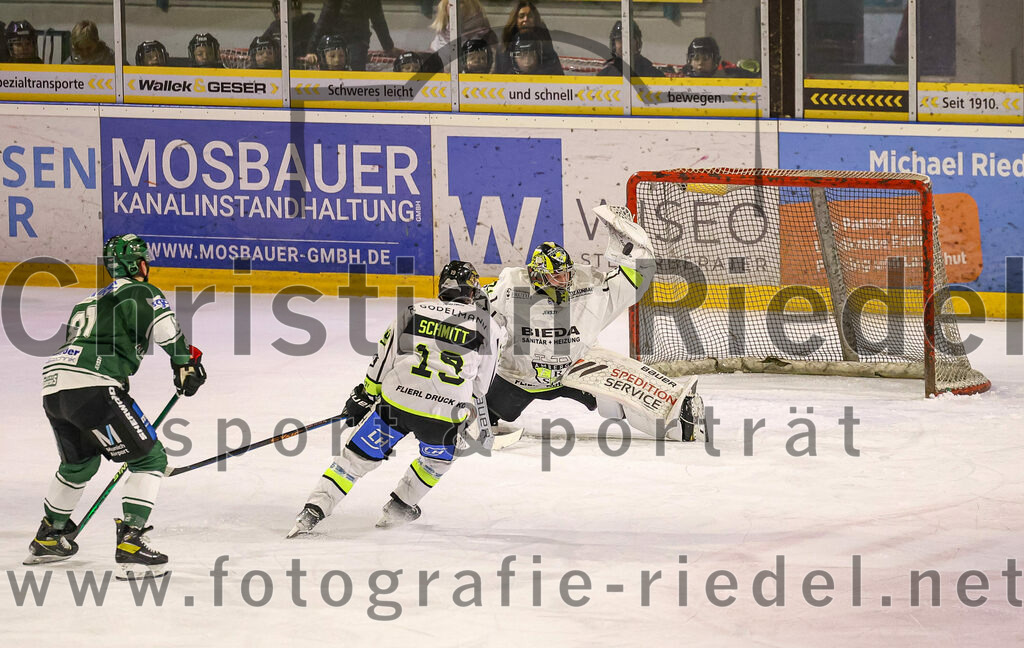 2024-02-02_054_TSV_Erding_gegen_ERSC_Amberg | Erding, Deutschland, 02.02.2024:
Eishockey, Bayernliga Vorrunde 2023 / 2024, 30. Spieltag, TSV Erding gegen ERSC Amberg, Endergebnis: 1:0

Maximilian Forster (Erding Gladiators, #81), Kevin Schmitt (ERSC Amberg, #19), Torwart Timon Bätge (ERSC Amberg, #31)

Foto: Christian Riedel / fotografie-riedel.net