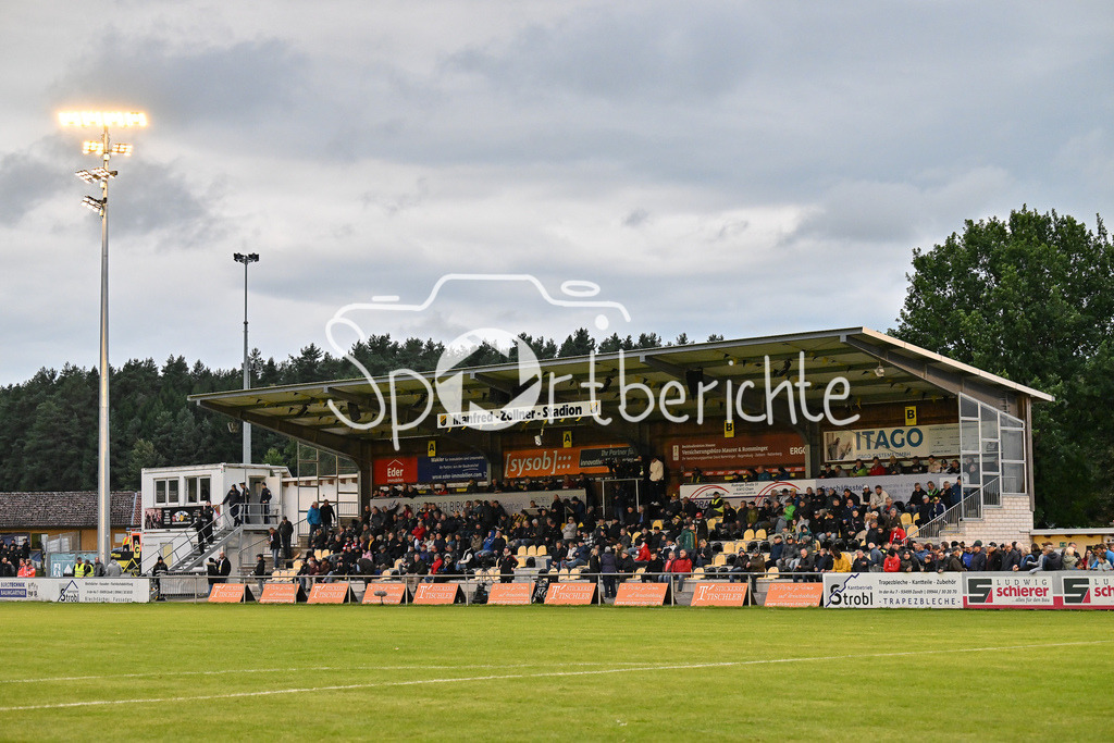 DJK Vilzing - FC Bayern Amateure | Das Manfred Zollner Stadion in Cham wartet auf die Regionalliga Partie der Vilzinger gegen die Amateure des FC Bayern / Symbolbild / Regionalliga Bayern: DJK Vilzing - FC Bayern Amateure; Manfred-Zollner Stadion am 23.09.2025