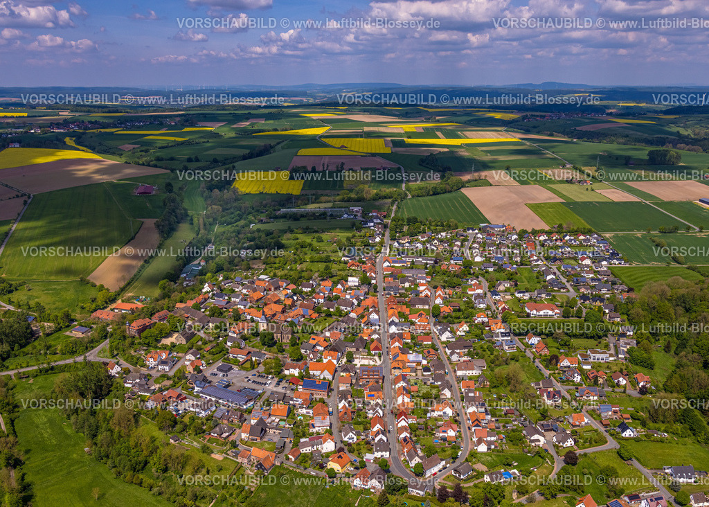 Borgentreich240505104Borgholz | Luftbild, Wohngebiet Ortsansicht Ortsteil Borgholz, kath. KIrche St. Marien, Fernsicht mit blauem Himmel und kachelförmigen Wiesen und Feldern, Borgholz, Borgentreich, Ostwestfalen, Nordrhein-Westfalen, Deutschland