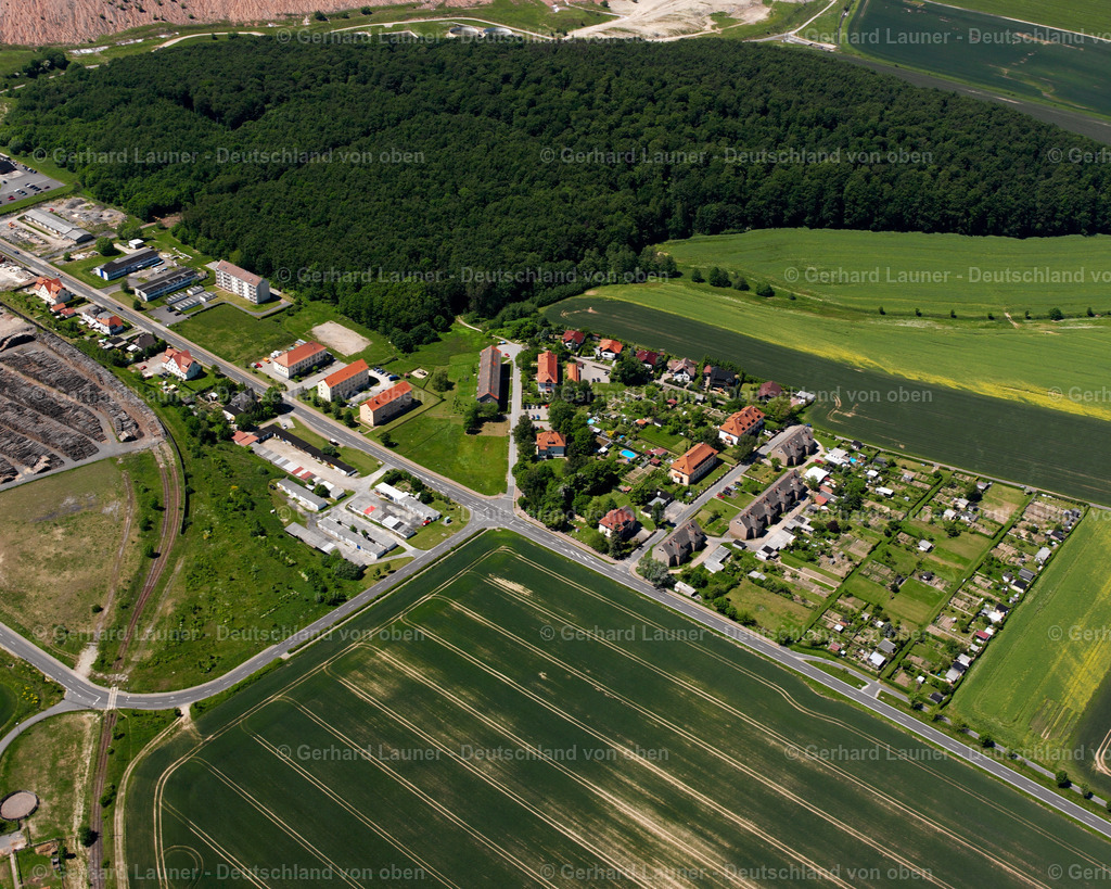 2634328 | BISCHOFFERODE 09.06.2006 Landwirtschaftliche Nutzflächen und Feldgrenzen  umsäumen das Siedlungsgebiet des Dorfes in Bischofferode im Bundesland Thüringen, Deutschland // Agricultural land and field boundaries surround the settlement area of the village  in Bischofferode in the state Thuringia, Germany Foto: Gerhard Launer