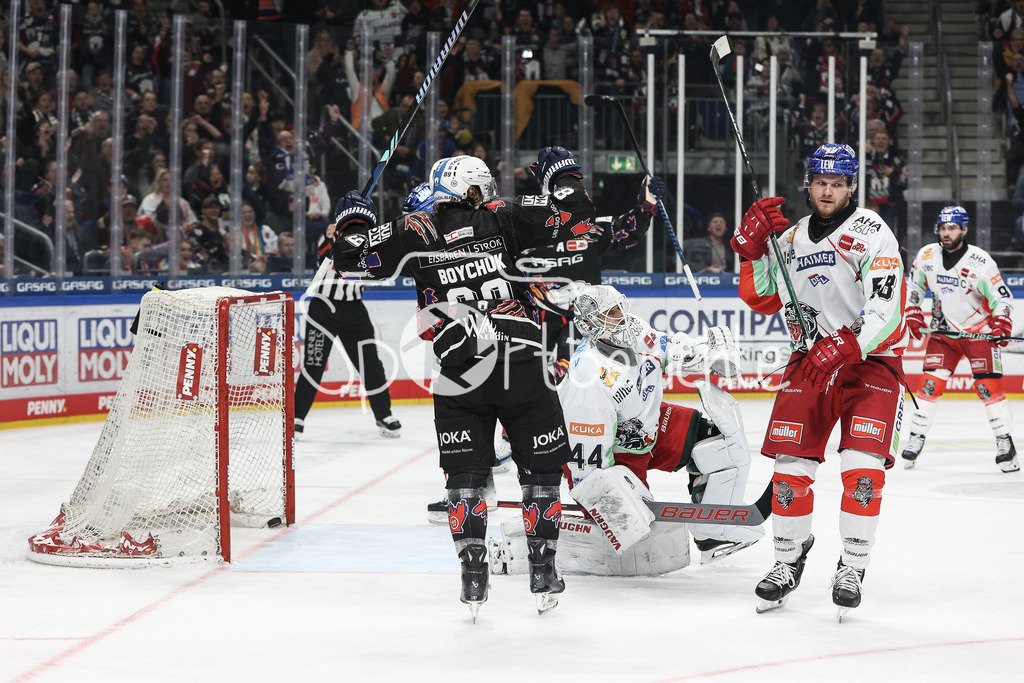Eisbären Berlin - Augsburger Panther | Wieder jubeln die Eisbaeren / das Tor zum 4-2 durch Julian MELCHIORI (EBB #44) / Freude / Treffer / Torschuezte