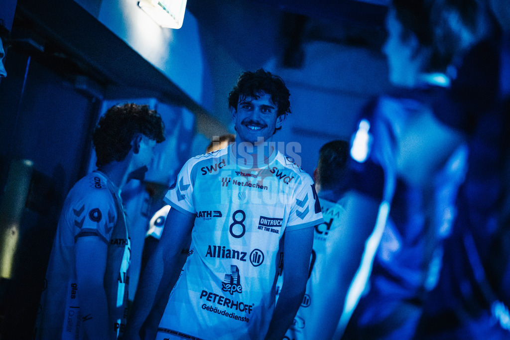 Volleyball | Herren | Saison 2025/2026 | Volleyball Ligacup | SWD powervolleys Düren vs. Energiequelle Netzhoppers KW | 12.10.2024 | Robin Baghdady (#8, SWD powervolleys Düren) beim Einlauf in die Arena