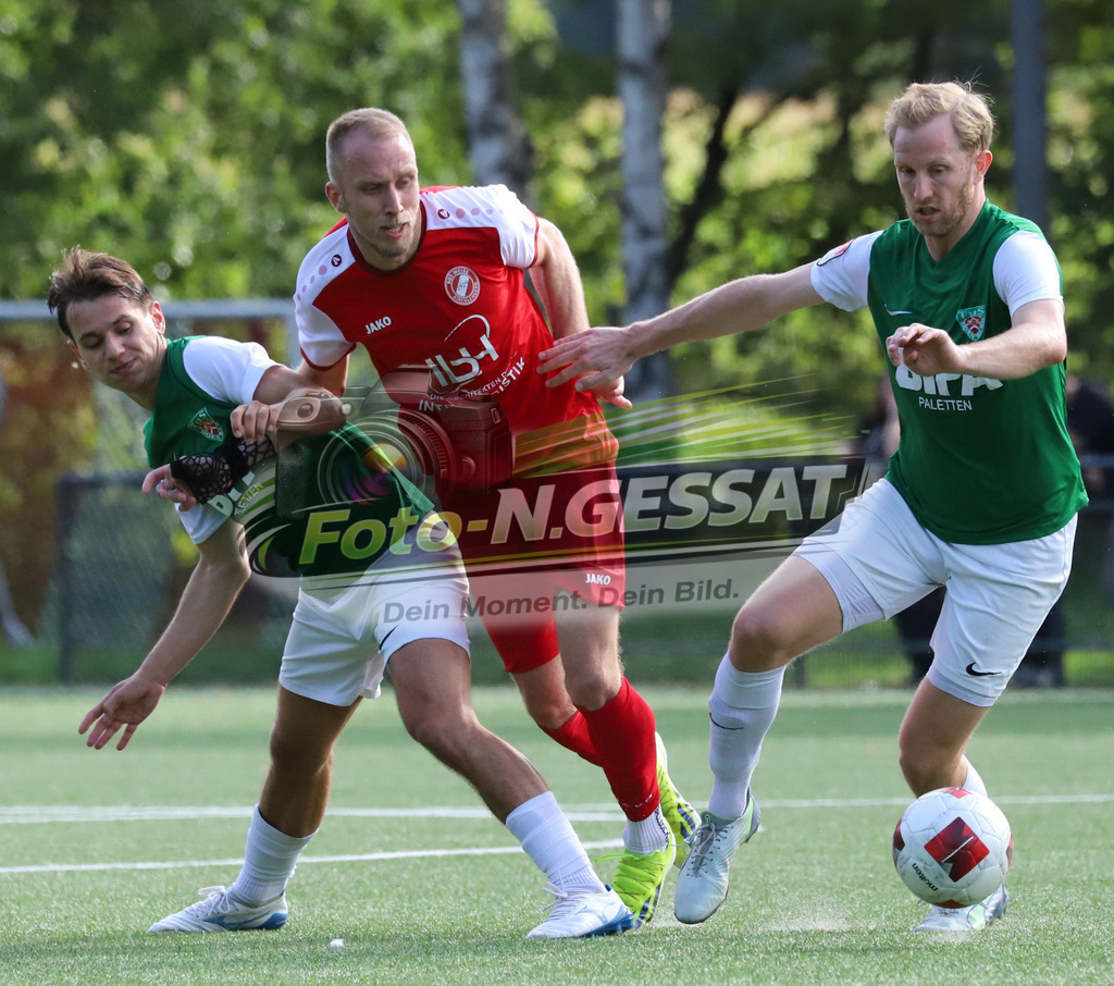 FC RW Kirchlengern - TuS Dornberg | Auf dem Bild zu sehen: rot FC RW Kirchlengern: Lennard Wüllner ; grün TuS Dornberg v.l.: Henri Ernst, Jannis BöltFC RW Kirchlengern, TuS Dornberg, Saison 25/26, Landesliga, Kirchlengern, Deutschland - Realisiert mit Pictrs.com